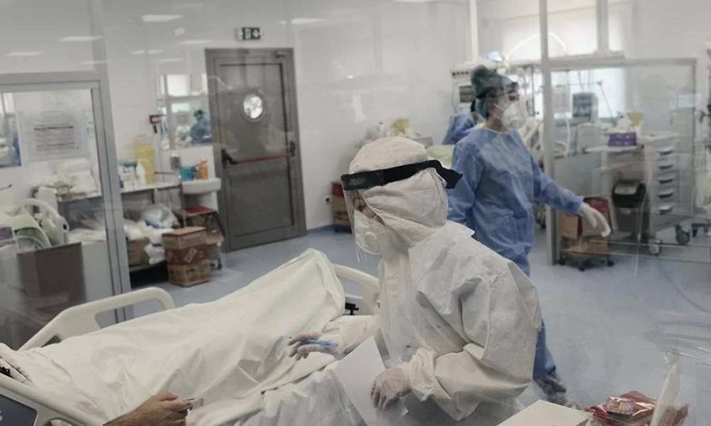 Υπό πίεση το ΕΣΥ - Τρέχουν και δεν φτάνουν με τις αναστολές συμβάσεων των ανεμβολίαστων - Πώς θα καλυφθούν τα κενά